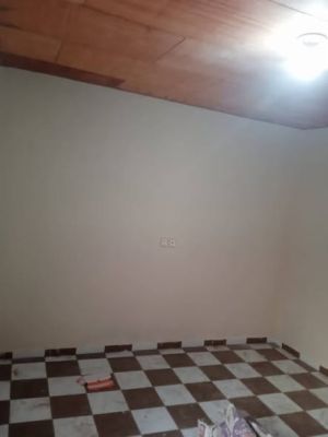 Vaste studio moderne 4 pièces nouvellement construit à nkolfoulou accès bitumé moto 200F - Image 3