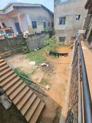 Voilà une petite parcell de terrain plus un immeuble de 04 appartements de 02 chambre et 02 douche à vendre - Image 2