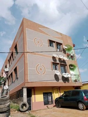 Studio meublé à Yaoundé pont Effoulan et entrée terre rouge damas - Image 4