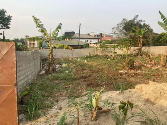 Terrain a vendre - LOGBESSOU MAXIMUM 300 M DU CARREFOUR LOGBESSOU A DROITE VENANT DE LOGPOM. - Image 1