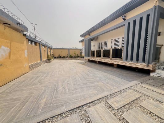 Villa neuve avec piscine en vente à Coyah – (quartier Doumbouyah) - Image 3