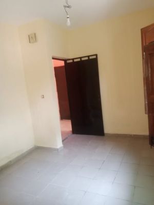 Vaste Chambre moderne de 25mil avec douche interne 25mil 10 mois - Image 1