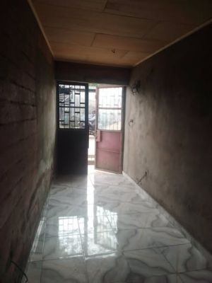 Grande boutique en bordure de route principale avec douche moderne idéal pour tout type d'activité 40mil 10mois d'ava... - Image 4