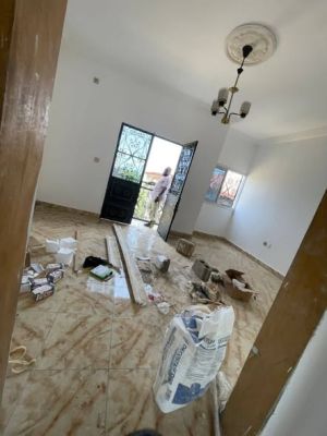 Studio moderne à louer à logbessou nouvellement à l'étage - Image 1