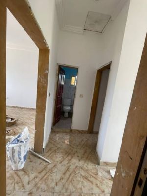 Studio moderne à louer à logbessou nouvellement à l'étage - Image 3