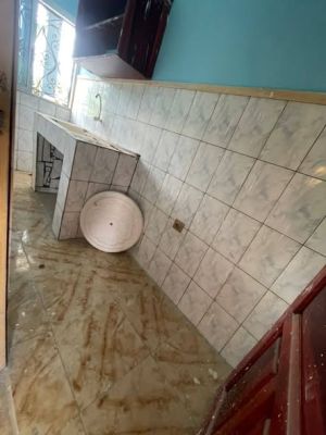 Studio moderne à louer à logbessou nouvellement à l'étage - Image 4