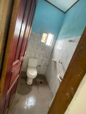 Studio moderne à louer à logbessou nouvellement à l'étage - Image 5