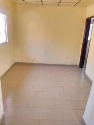 Studio à louer à Yataya centre au1er étage trés accessible. - Image 3