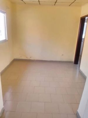 Studio à louer à Yataya centre au1er étage trés accessible. - Image 4