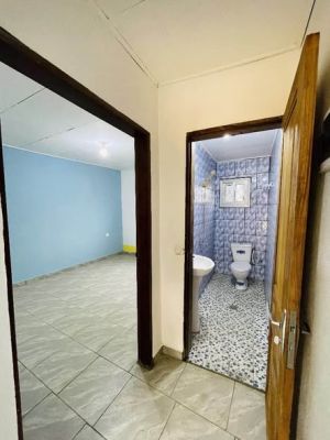 Studio Moderne Nouvellement Construit à louer à bepanda ( omnisport) prêt à l intégration max 150 m de la route - Image 1