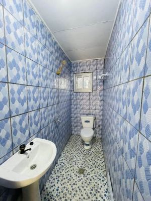 Studio Moderne Nouvellement Construit à louer à bepanda ( omnisport) prêt à l intégration max 150 m de la route - Image 5