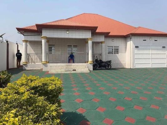 𝗩𝗶𝗹𝗹𝗮_𝗠𝗼𝗱𝗲𝗿𝗻𝗲  𝗮̀ 𝘃𝗲𝗻𝗱𝗿𝗲 𝗮̀ COYAH LEFOURÉ DAKHA - Image 1