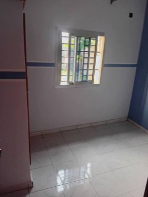 OPPORTUNITÉ À SAISIR – APPARTEMENT MODERNE À LOUER À DOUALA  pk13 entrée face supermarchés spar - Image 2