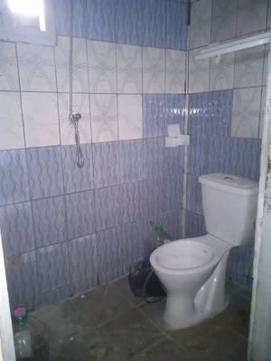 Très jolie studio moderne cadre très sécurisé avec forage et conteur prépayée disponible - Image 5