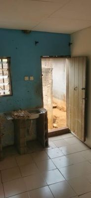 Je vous propose la location d'un studio sobre et bien entretenu - Image 1