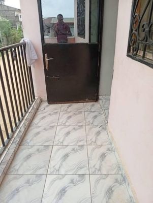 STUDIO MODERNE À VILLAGE  à l'étage :60.000f - Image 1