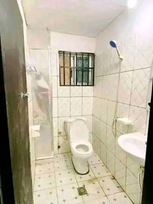 Studio moderne 60mille a l'ètage dans Bonaberi Rail avec Parking 100frs du goudron. - Image 4