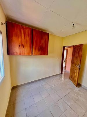 STUDIO MODERNE A BIYEM ASSI SÉCURISÉ DANS LA BARRIÈRE AVEC FORAGE - Image 2