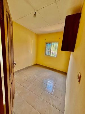 STUDIO MODERNE A BIYEM ASSI SÉCURISÉ DANS LA BARRIÈRE AVEC FORAGE - Image 4