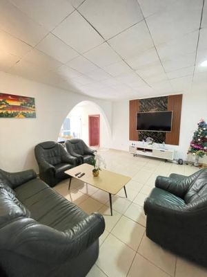 Vaste Villa meublée haut standing Kribi à zéro pas de la plage - Image 1