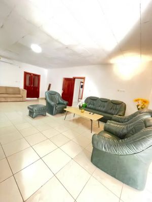 Vaste Villa meublée haut standing Kribi à zéro pas de la plage - Image 2