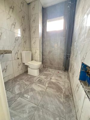 Studio Moderne Haut Standing Nouvellement Construite à louer à Logbessou - Image 5