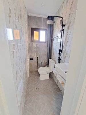 appartement moderne haut standing nouvellement construite à louer à logbessou - Image 5