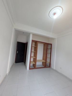 Appartement nouvellement construit chambres staffées avec placard