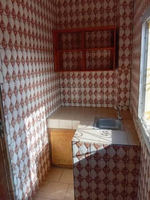 Chambre moderne avec cuisine et parking véhicule A louer - Image 1