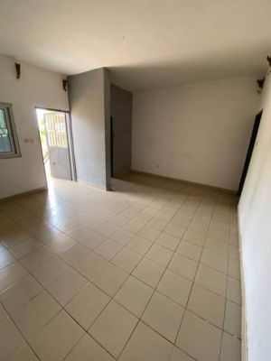 Vaste studio moderne vient d’être libéré à Nsam accès goudronné jusqu’au portail - Image 1