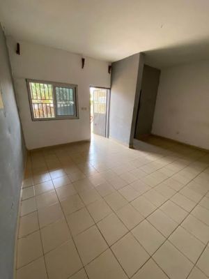 Vaste studio moderne vient d’être libéré à Nsam accès goudronné jusqu’au portail - Image 2