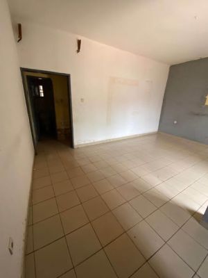 Vaste studio moderne vient d’être libéré à Nsam accès goudronné jusqu’au portail - Image 3