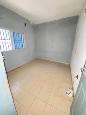 Vaste studio moderne vient d’être libéré à Nsam accès goudronné jusqu’au portail - Image 4