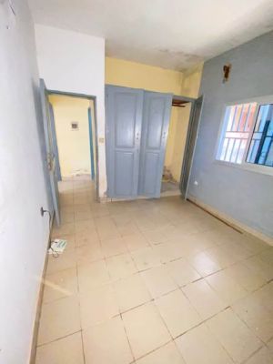 Vaste studio moderne vient d’être libéré à Nsam accès goudronné jusqu’au portail - Image 5