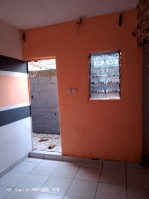 Studio (salon/ chambre pas de cuisine cependant il ya un lieu pr poser sa cuisinière.) douche au couloir. - Image 4