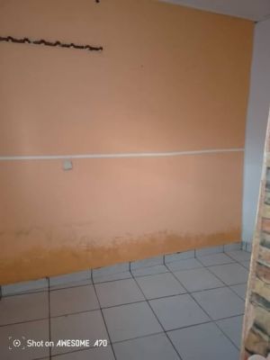 Studio (salon/ chambre pas de cuisine cependant il ya un lieu pr poser sa cuisinière.) douche au couloir. - Image 5