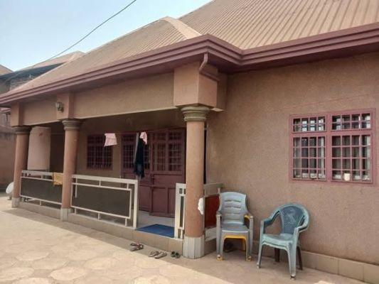 A vendre une villa sur un terrain bien placée à 100m du goudron - Image 1