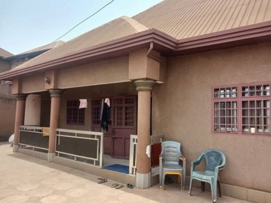 A vendre une villa sur un terrain bien placée à 100m du goudron - Image 2