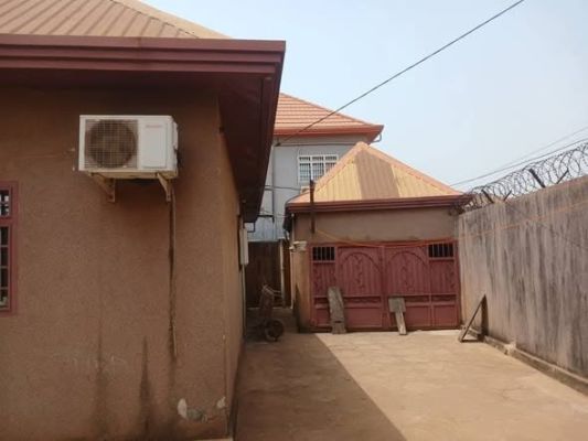 A vendre une villa sur un terrain bien placée à 100m du goudron - Image 3