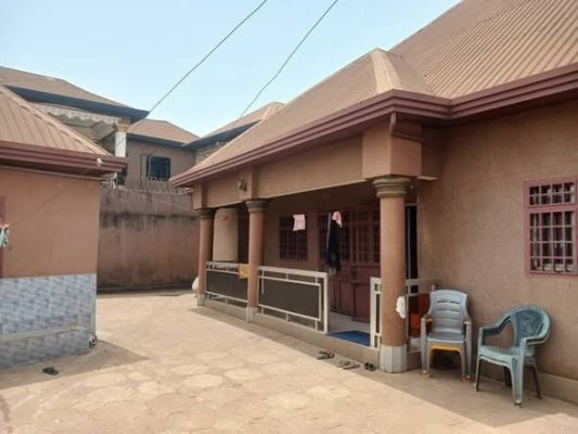 A vendre une villa sur un terrain bien placée à 100m du goudron - Image 4