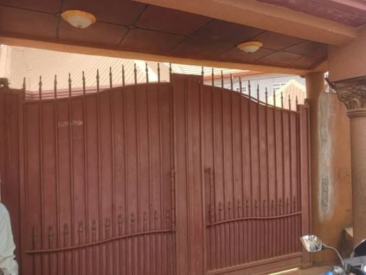 A vendre une villa sur un terrain bien placée à 100m du goudron - Image 5