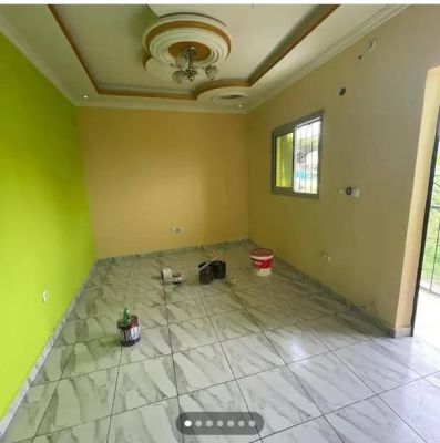 Studio moderne à louer à ndongbong sur le goudron 80 mille - Image 1