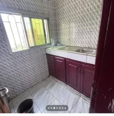 Studio moderne à louer à ndongbong sur le goudron 80 mille - Image 3