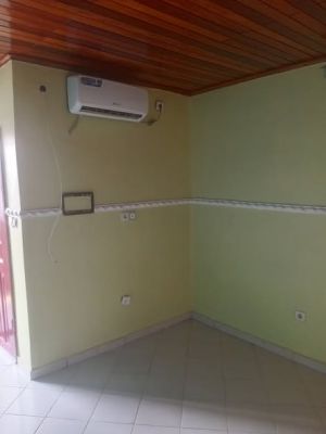 Magnifique chambre climatisée douche placard véranda situé net sur la route en pavés à kotto Baden-Baden - Image 1