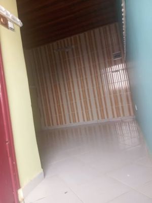 Magnifique chambre climatisée douche placard véranda situé net sur la route en pavés à kotto Baden-Baden - Image 5