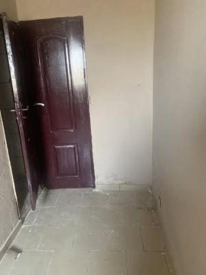 chambre moderne logbessou bao en bordure de route 25mil 10mois ou 20 mil un an possible de négocier avec le bailleur - Image 2