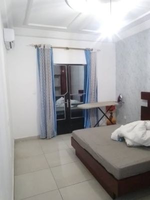 Voici un beau et propre studio moderne à louer à bonamoussadi 20m du goudron à l'étage - Image 4