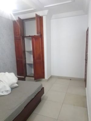 Voici un beau et propre studio moderne à louer à bonamoussadi 20m du goudron à l'étage - Image 5