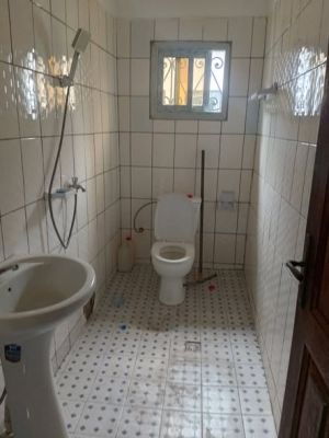 Studio moderne à nyalla nkolbong sur l'axe du stade japoma à 20m du goudron - Image 5