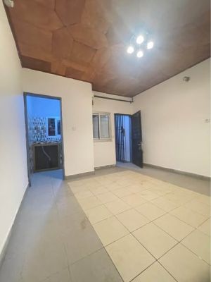 Studio moderne à louer Nsimeyon, à pied du goudron - Image 1